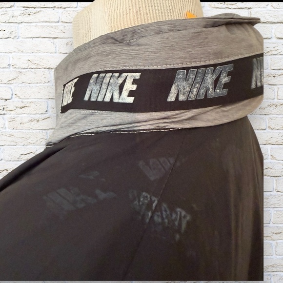 Nike Men's Black and Gray Jacket with Foldable Hood Sz Medium - Picture 3 of 15